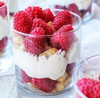 postre de frambuesa en vasito