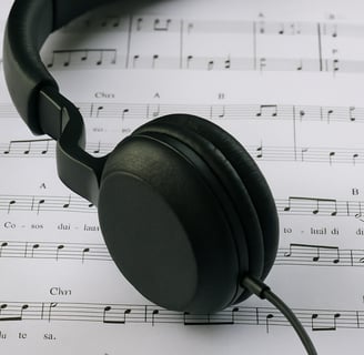 Headphone hitam simbol isu royalti lagu Nuansa Bening