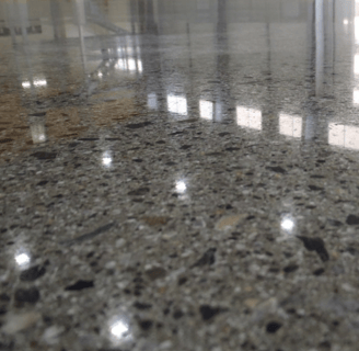 Sol en béton poli miroir, lisse et brillant, reflétant la lumière pour un effet moderne et élégant.