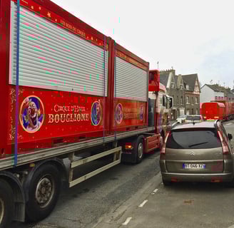 Entrée des convois du Cirque d'Hiver Bouglione à Saint Brieuc