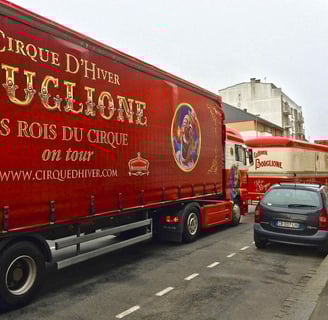 Entrée des convois du Cirque d'Hiver Bouglione à Saint Brieuc