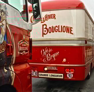 Entrée des convois du Cirque d'Hiver Bouglione à Saint Brieuc