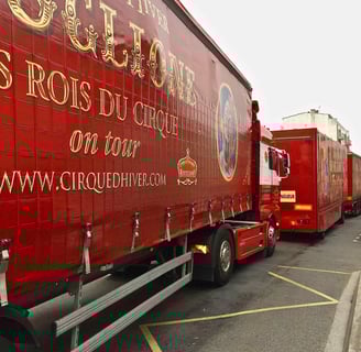 Entrée des convois du Cirque d'Hiver Bouglione à Saint Brieuc