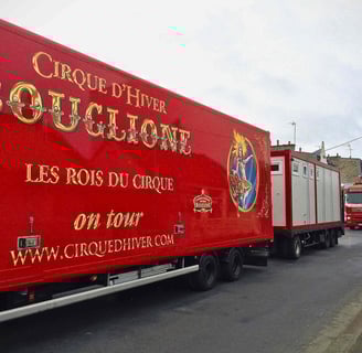 Entrée des convois du Cirque d'Hiver Bouglione à Saint Brieuc