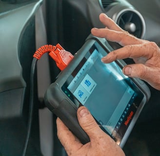 Operatore che utilizza diagnosi OBD2 MaxiSys