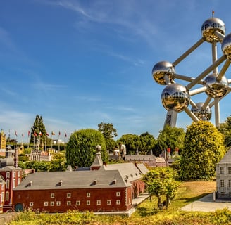 ein Modell eines Gebäudes mit einer großen Metallstruktur