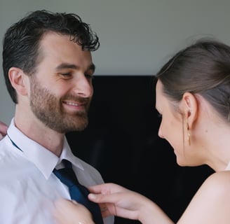 Mariés qui se prépare et met sa cravate