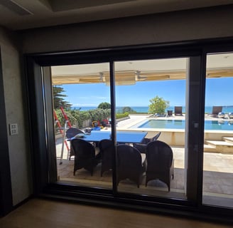 ezz baie vitrée vitrage mer maison store piscine
