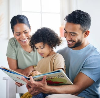 Enfant heureux lisant un livre personnalisé avec son prénom