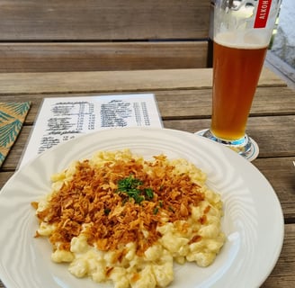 käsespätzle und weißbier am berggasthaus riederstein