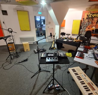 installation de différents instruments, looper, synthé, micro pour un atelier autour des boucles