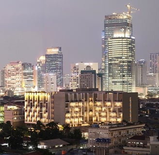 Jacarta à noite em Jalan Jenderal Sudirman, Jacarta Central, Indonésia. Foto de Robin Widjaja