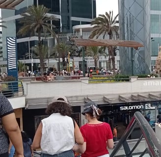 Larcomar al fondo se ve el Hotel Marriot.