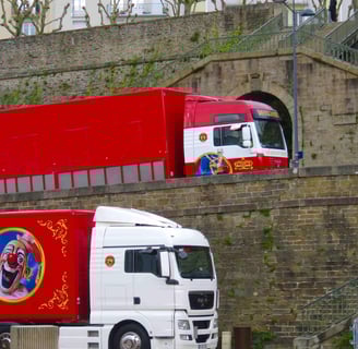 les convois du Cirque d'Hiver Bouglione On Tour arrivent à Brest