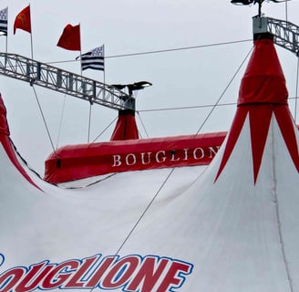 les drapeaux du Cirque d'Hiver Bouglione On Tour