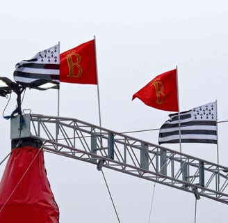 les drapeaux du Cirque d'Hiver Bouglione On Tour