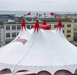 Vue du Cirque d'Hiver Bouglione depuis le Cours Dajot à Brest