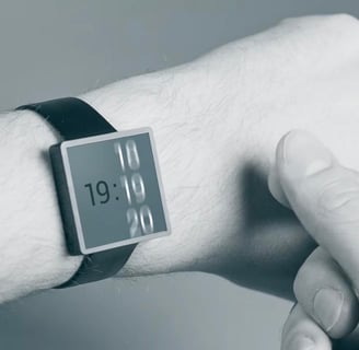 une main cherche à modifier l'heure du montre à distance par contrôle du mouvement.