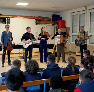 un groupe de musiciens jouent de la musique à un public d'enfants dans une école