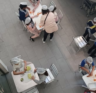 Un groupe sous la supervision de l'Institutrice et des Parents