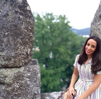 Laura Ondiviela en la naturaleza para calmar el estrés laboral con la respiración.