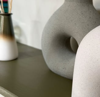 Deux vases posés sur un meuble