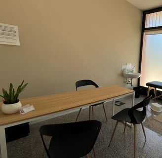 Area di lavoro e scrivania dello studio del nutrizionista di Camisano Davide Milani