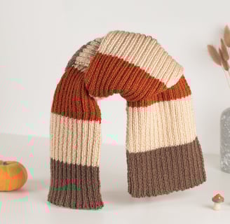 Echarpe tricolore marron beige orange sur fond blanc décor citrouille et champignons