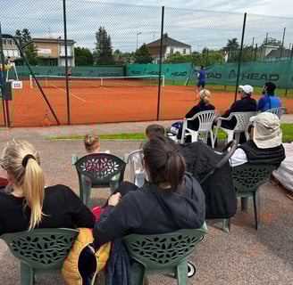 spectateurs regardent un match de tennis à Audincourt sur la terre battue. equipe en nationale