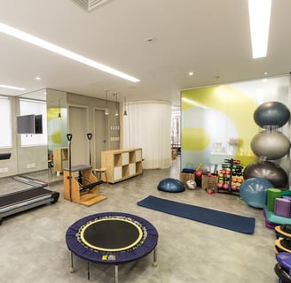 clínica de fisioterapia com textura de cimento e equipamentos de exercício