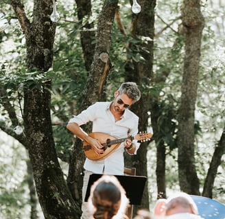 un musicien joue de la mandoline lors d'une cérémonie de mariage en plein air