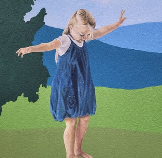 Fresque sur façade. Une fillette marche en équilibre sur un muret.
