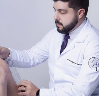 Dr Renan Gerbelli examinando um Joelho