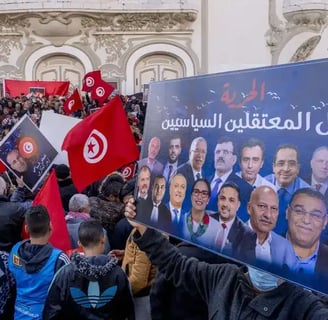 Familles de prisonniers politiques en Tunisie manifestant contre la dictature de kais said, dénonçan
