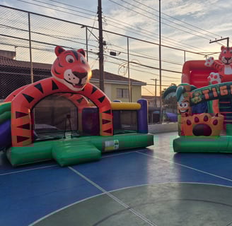 Evento de bilheteria com a dupla de infláveis dos tigres incluindo um tobogã gigante