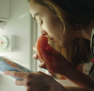 Garance Marillier scene as Justine smelling raw meat in the movie Raw