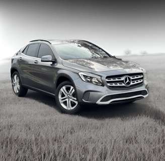 visão externa de uma mercedes benz gla200 cinza