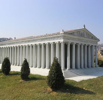 Templo grandioso dedicado à deusa Ártemis em Éfeso, uma das 7 Maravilhas do Mundo Antigo, com coluna
