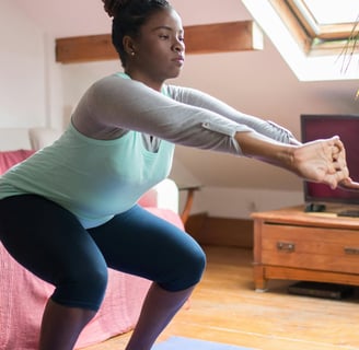 mulher se exercitando na sala de casa