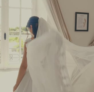 Instant capté par la vidéaste : la mariée de dos ajuste son voile avant la cérémonie