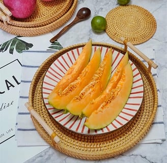 Bandeja se servir café da manhã com frutas frescas.