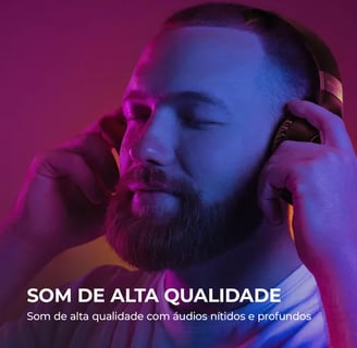 homem com olhos fechados apreciando o som do Headphone AIWA HP-02-B Bluetooth 