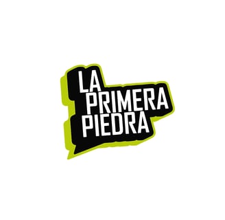 Logo de la primera piedra radio podcast de color verde negro y blanco