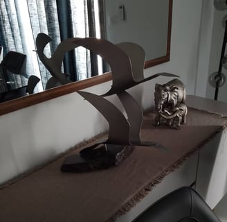 Sculpture design d’un oiseau minimaliste en métal noir, pièce artistique contemporaine