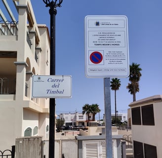 Instalación de señales de tráfico verticales en entorno urbano en Ibiza