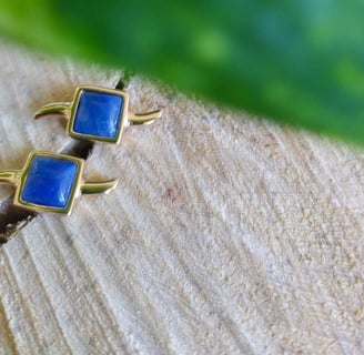 Brinco Izabel_um par de brincos dourados com quartzo azul