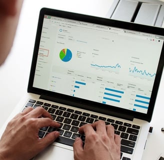Informe detallado con resultados de estudios de mercado y recomendaciones estratégicas