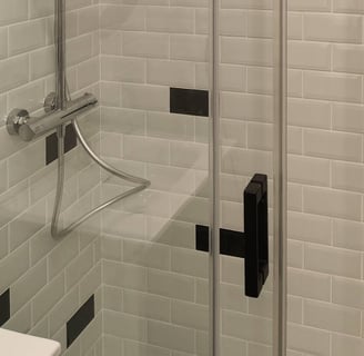 Douche avec faïences métro noir et blanc, porte coulissante noire