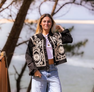 veste style boléro noir et broderies beiges