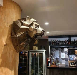 statue de la tête de lion exposé à courchevel